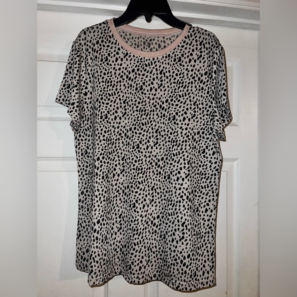 BUNDLE 5 for $50 👗👚
Women's Black and Cream Leopard Print Top